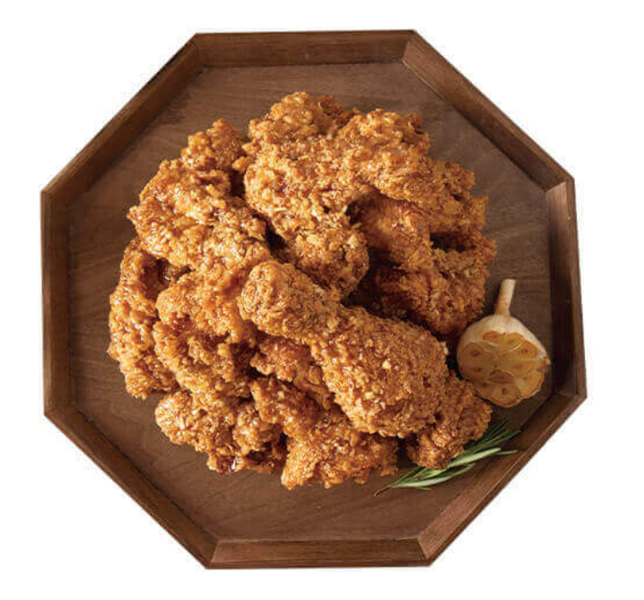 원목 쟁반에 담겨진 간장치킨