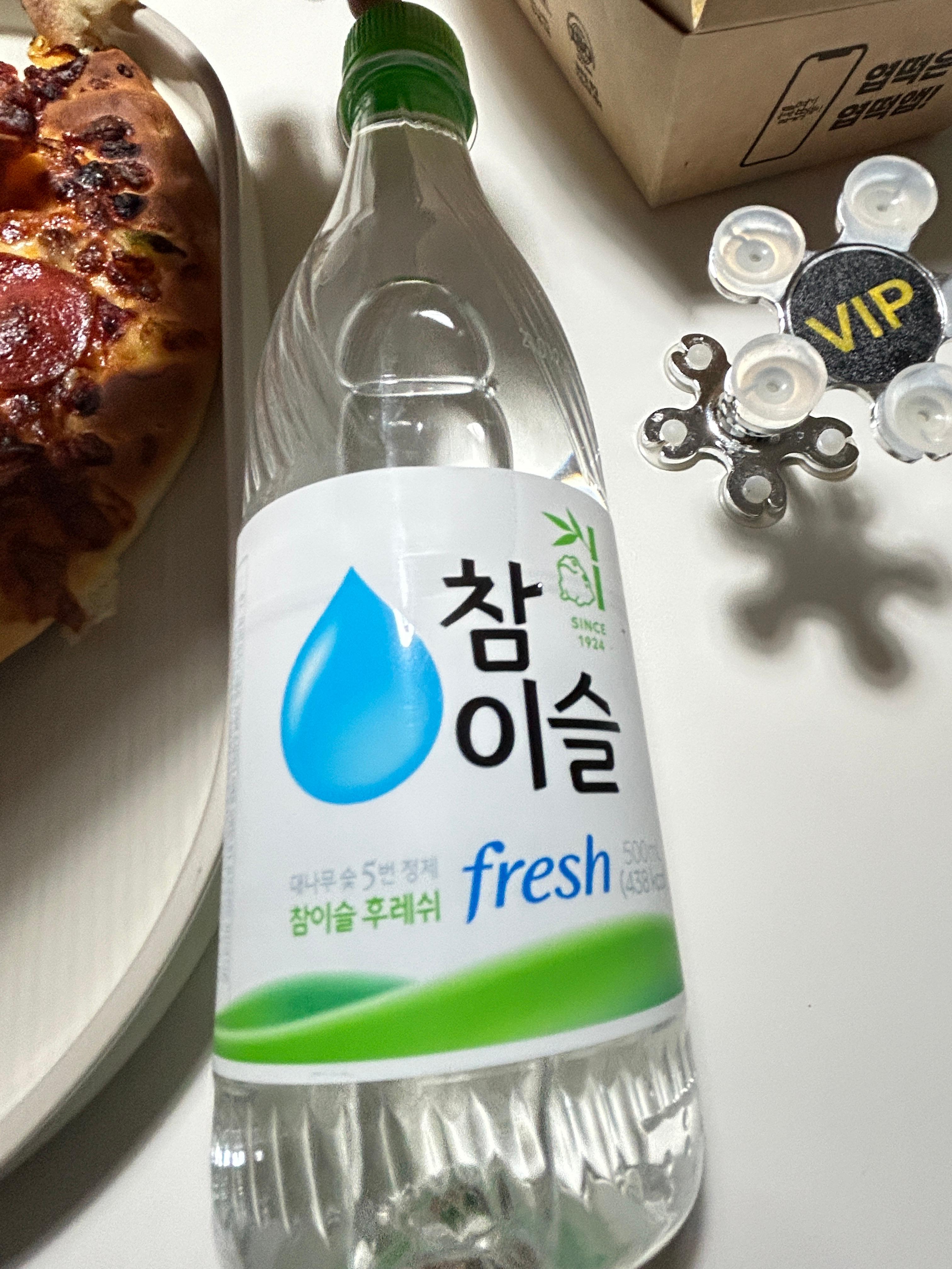 피자 옆에 놓인 참이슬 후레쉬 소주병