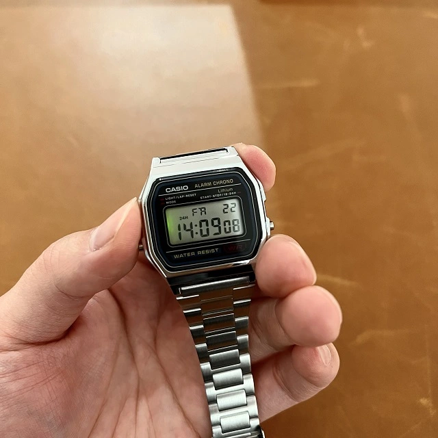 카시오 전자 시계 라이트 기능