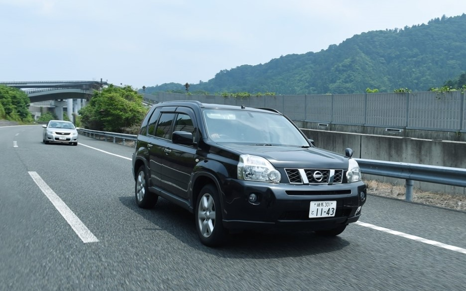 일본 고속도로를 달리는 검정색 SUV｜렌터카 초보자도 안심할 일본 여행