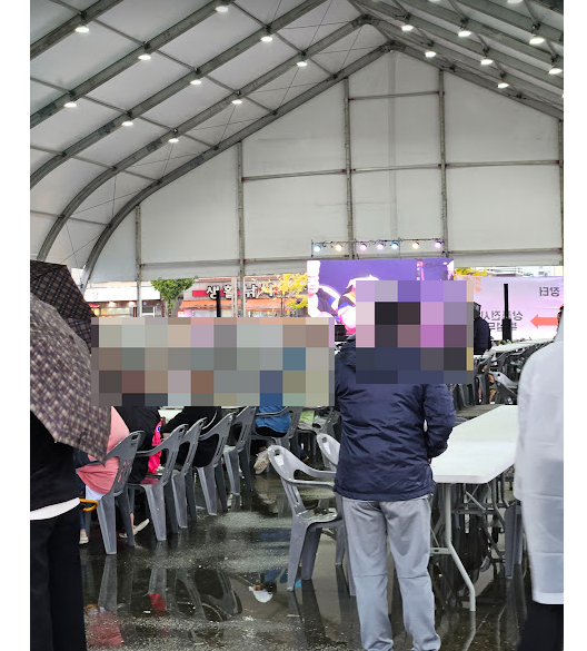 방문객들이 음식을 먹을 수 있도록 마련된 널찍한 축제장 내부 취식 구역