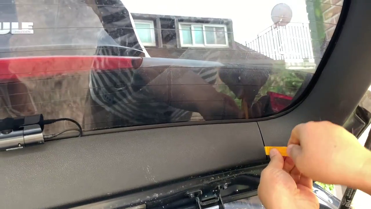 안쪽 가운데 커버를 헤라를 넣어 젖힌다