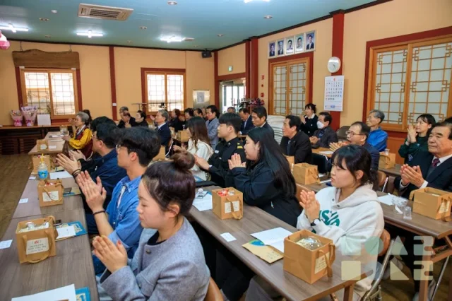 묘광선원에서 열린 일념장학금 전달 및 이사장 이취임식으로 60여 명 자리가 가득 찼다