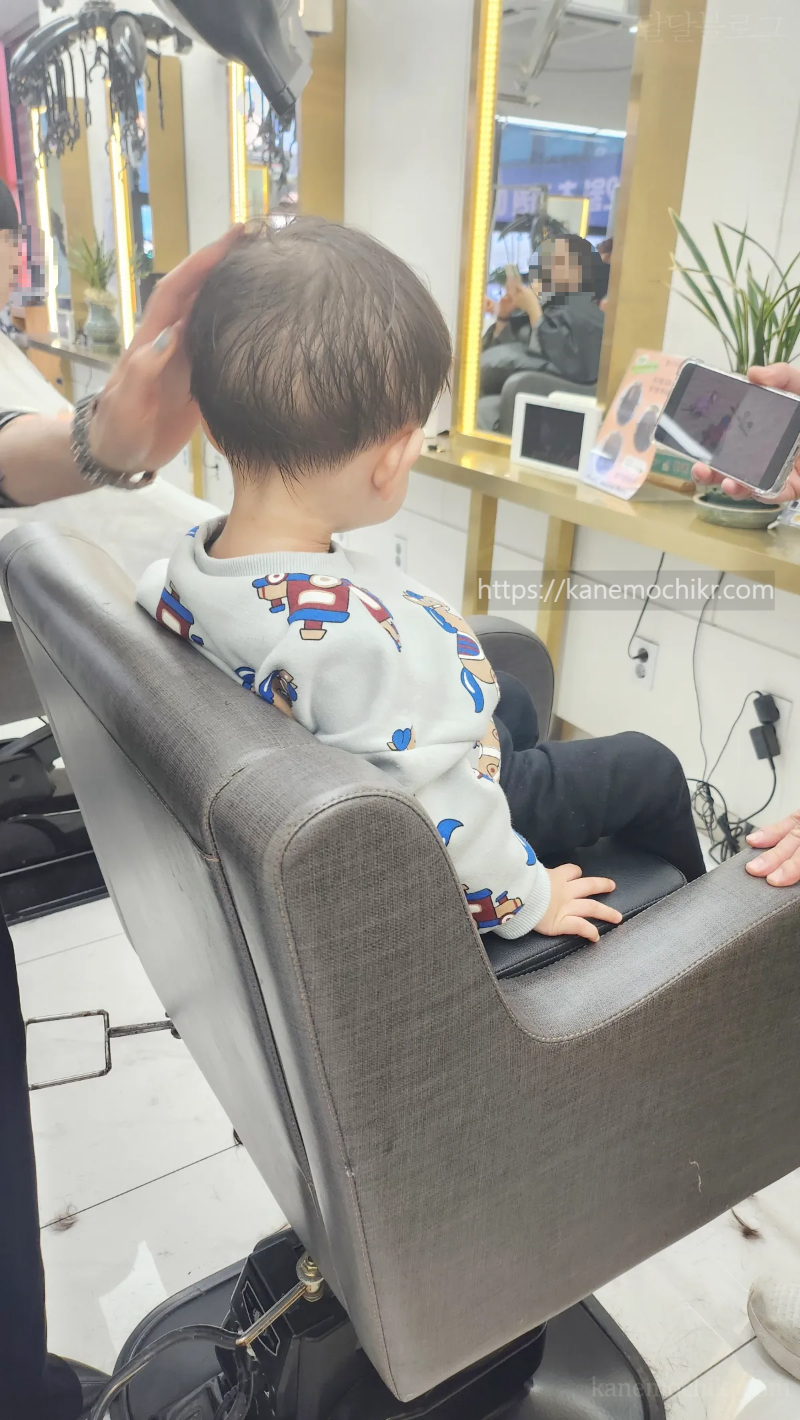 2살아이-미용실-머리말리기