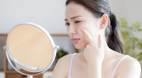 얼룩이 신경 쓰이는 여성.