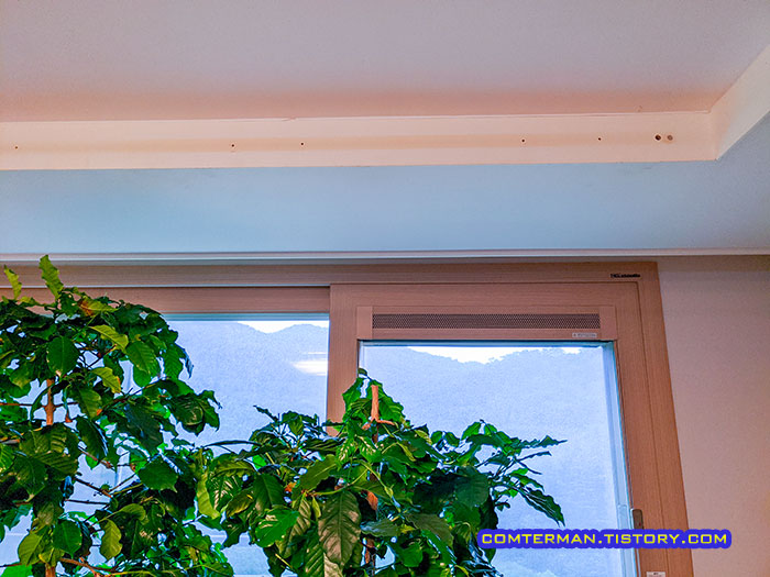 거실 천장 못구멍