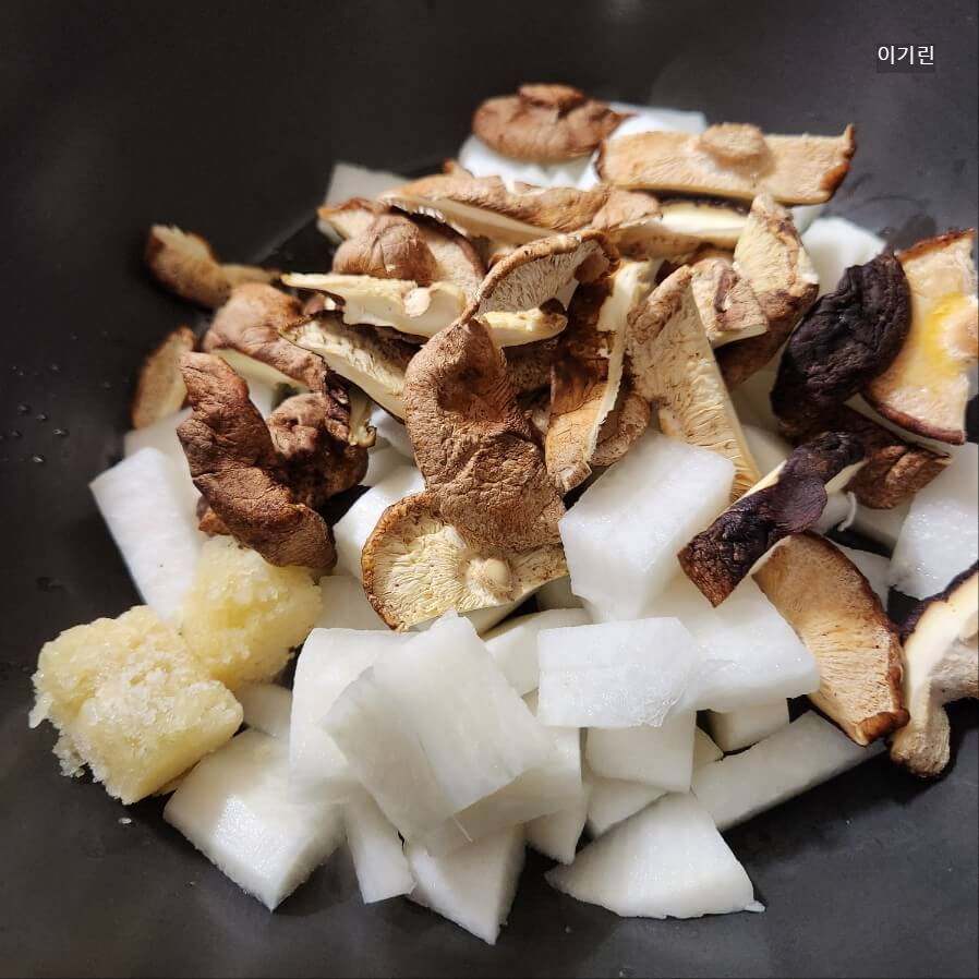 표고버섯 무 맑은 장국 깊은 맛나게 끓이는 법 요리 레시피