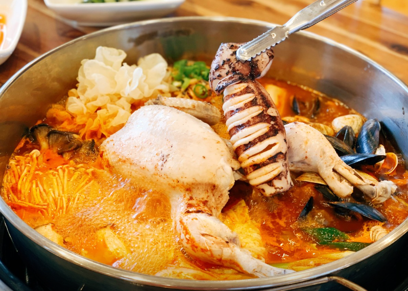 삽다리닭칼국수 대표 메뉴 