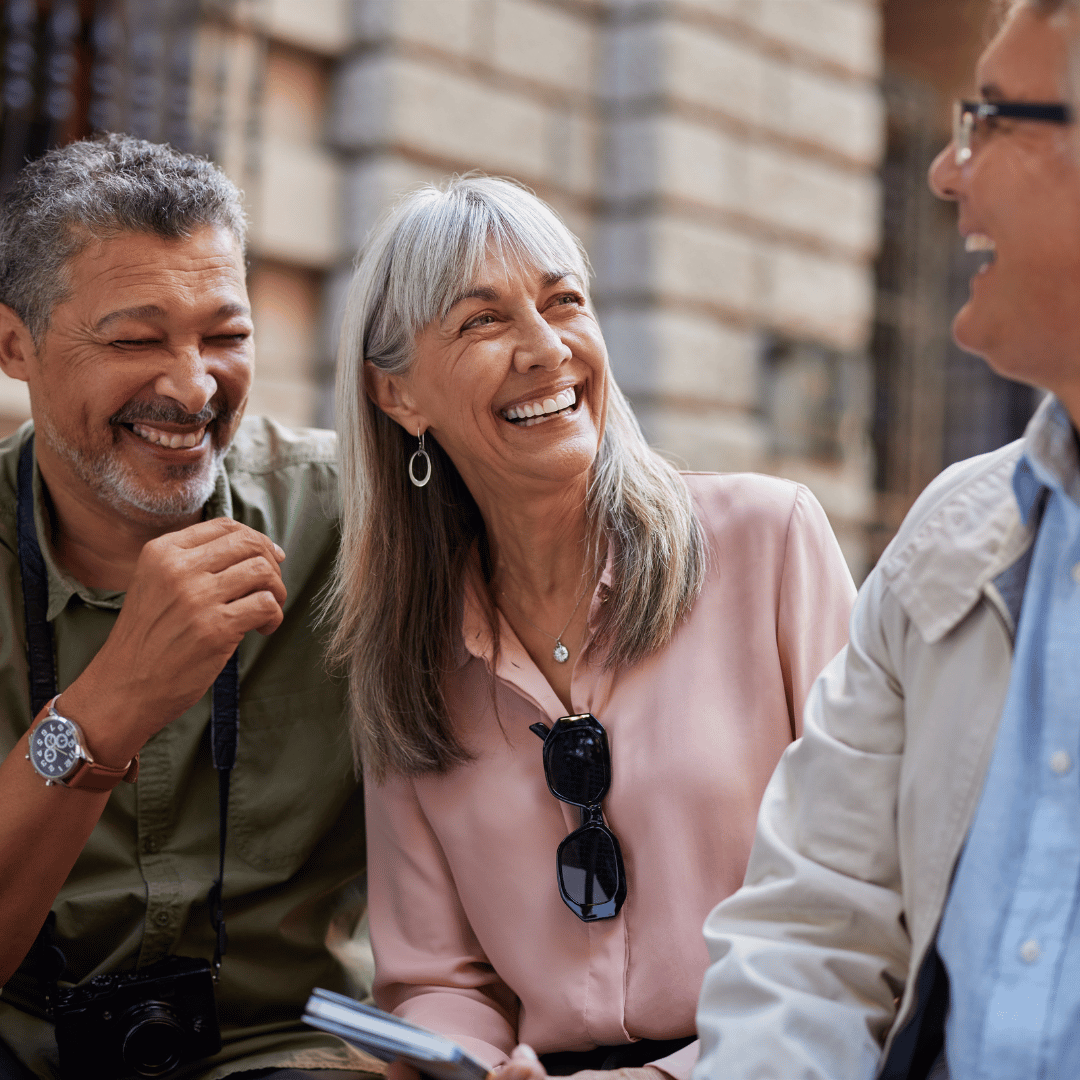영어 학습자가 구동사를 효과적으로 학습하여 자신감 있게 대화하는 모습을 담은 동기 부여적인 이미지