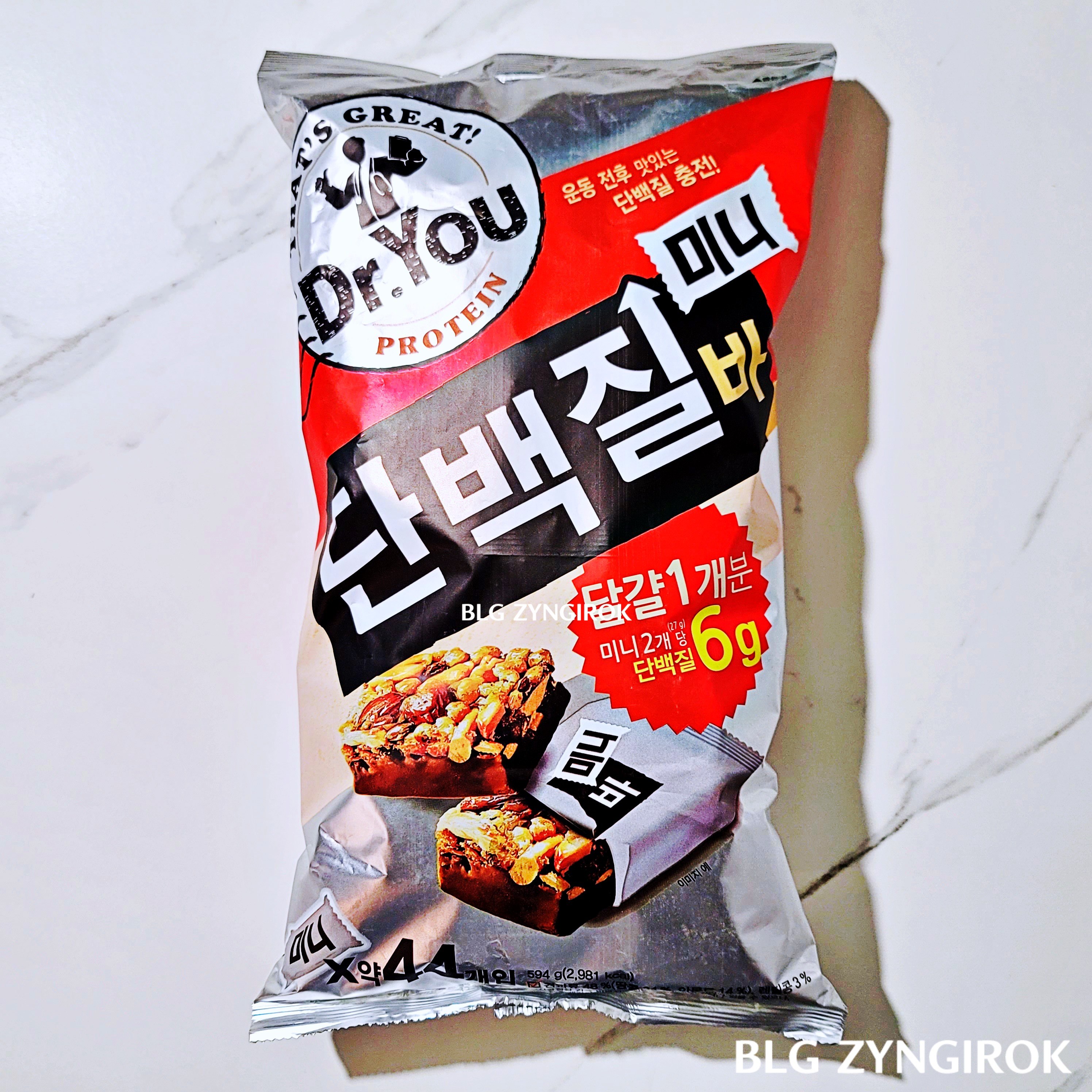 닥터유 미니 단백질바가 테이블 위에 놓여있다.