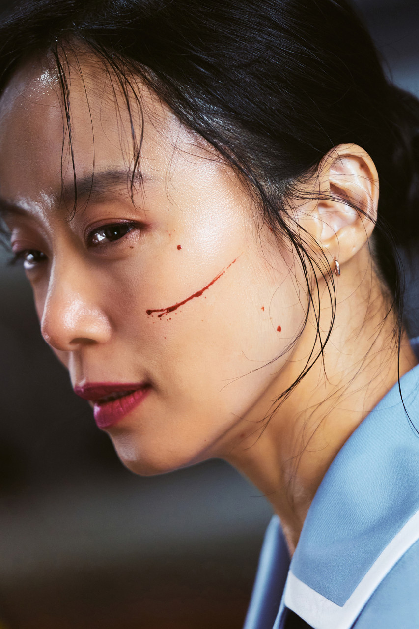 넷플릭스 영화 '길복순'의 한 장면.
얼굴에 상처가 난 주인공 길복순