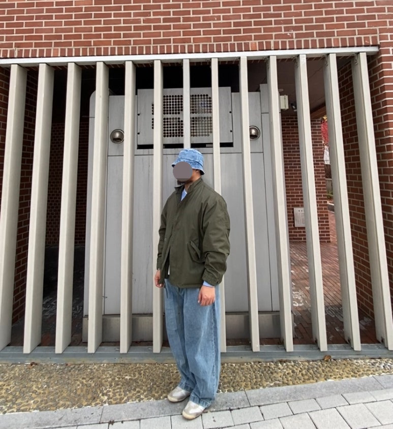 데일리룩('25. 11. 26.)루오에스펙 데님 버킷햇 벙거지, 무탠다드 크롭 필드 야상C-1 재킷, 필루미네이트 아르헨티나 스트라이프티셔츠, 무탠다드 벌룬 팬츠, 아디다스 드래곤