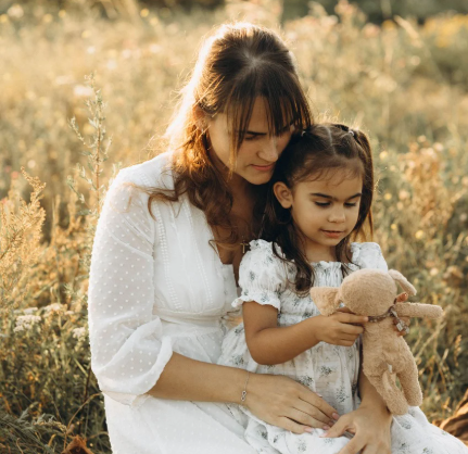 엄마가 아이를 뒤에서 안아주고 있는 모습