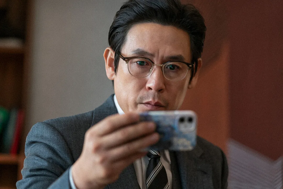 영화 보통의가족 설경구 등장 장면