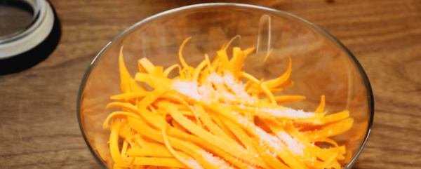 당근에 꽃소금 1티스푼을 넣고 있습니다