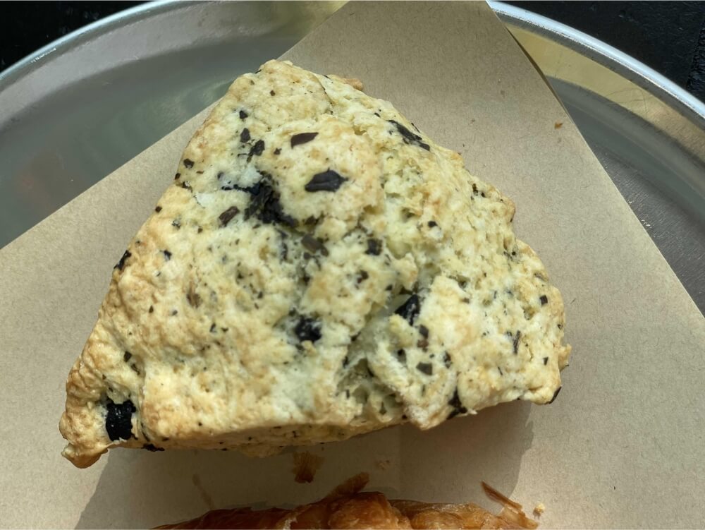 포배럴-카페(four-barrel-coffee)-바질-올리브-스콘