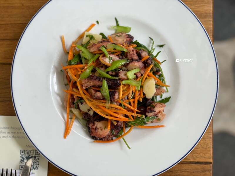 나트랑 시내 피자 맛집 라칼라 - 문어 샐러드