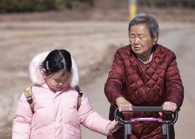 할머니와 손잡고 걷는 아름이