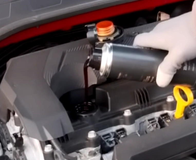 엔진코팅제 넣는 모습