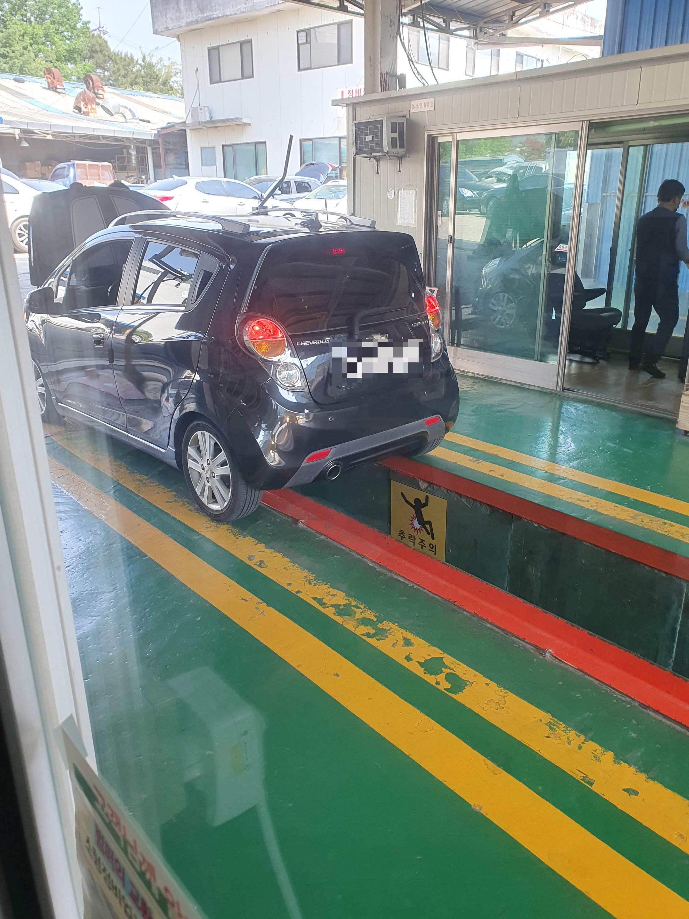 원내동 유화 공업사 자동차 검사소에서 검사중인 스파크