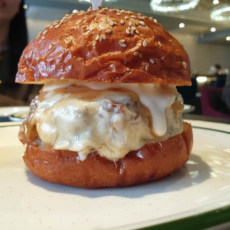 인소울버거는-한우패티와-모짜렐라치즈가-들어가있다