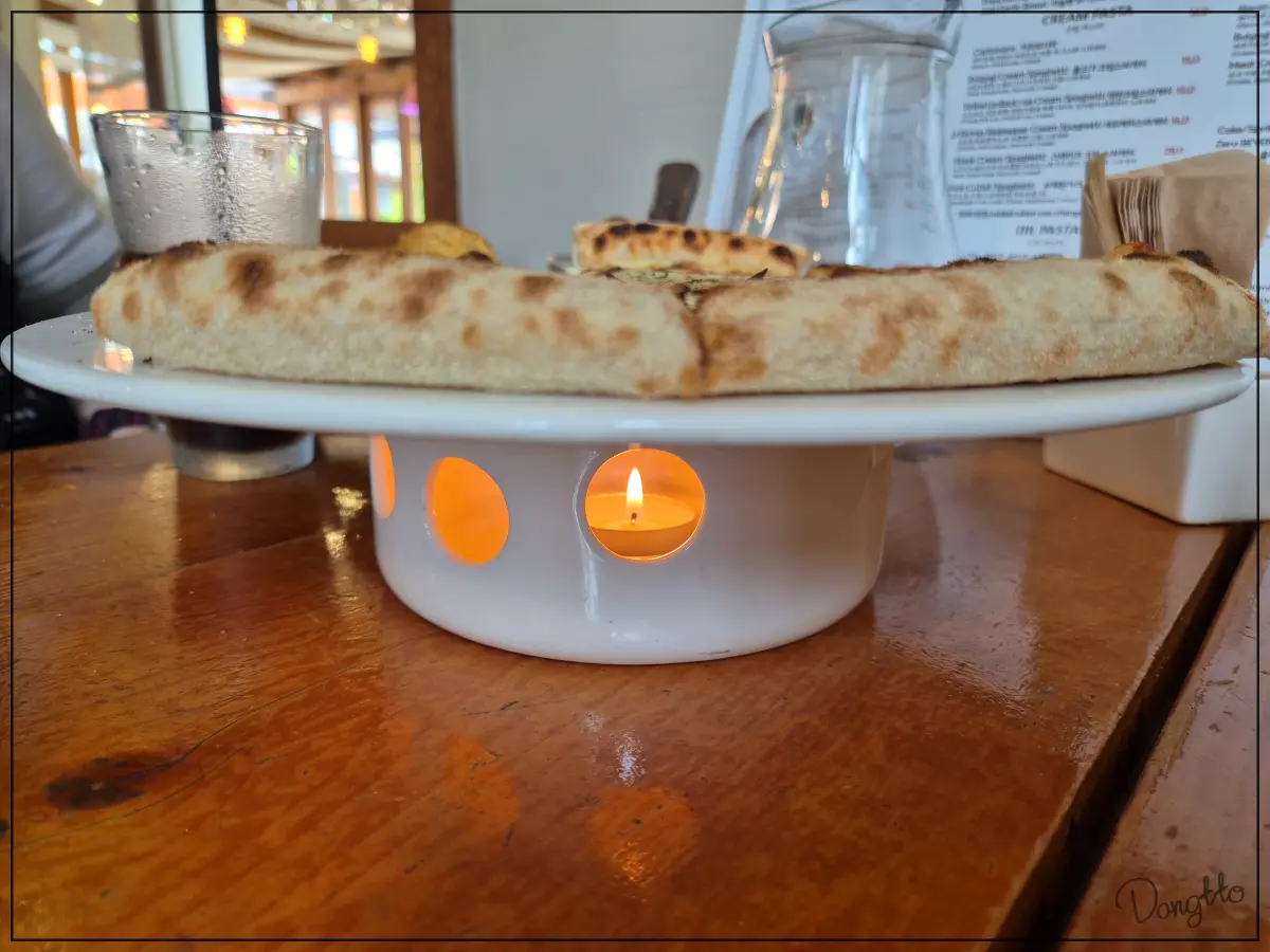 가족과-주말-나들이-가기-좋은-경기도-근교-맛집-로즈마리노-화덕피자가-따뜻하게-유지되는-워머의-모습