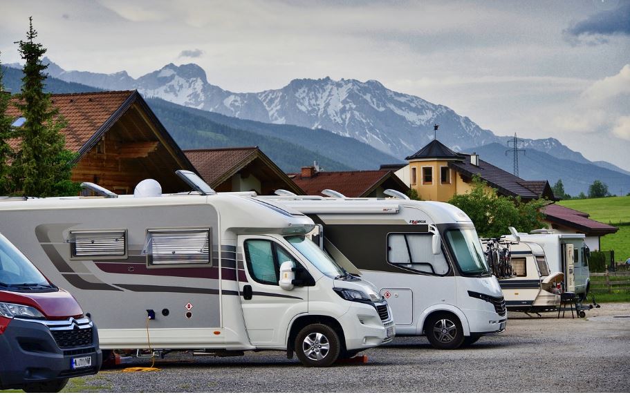 겨울 캠핑카에서 음식하기 사진