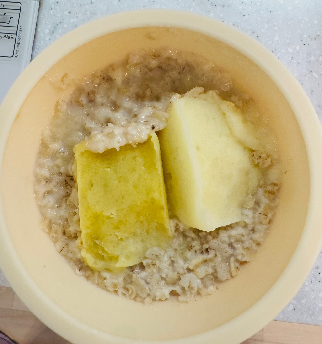 전자레인지 조리 전, 고구마와 감자 큐브를 넣은 오트밀포리지 준비 과정