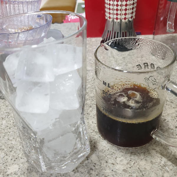 메리타 드리퍼로 온도계 및 저울 없이 아이스 커피 추출하기 with 다이소 드립포트_얼음컵 준비