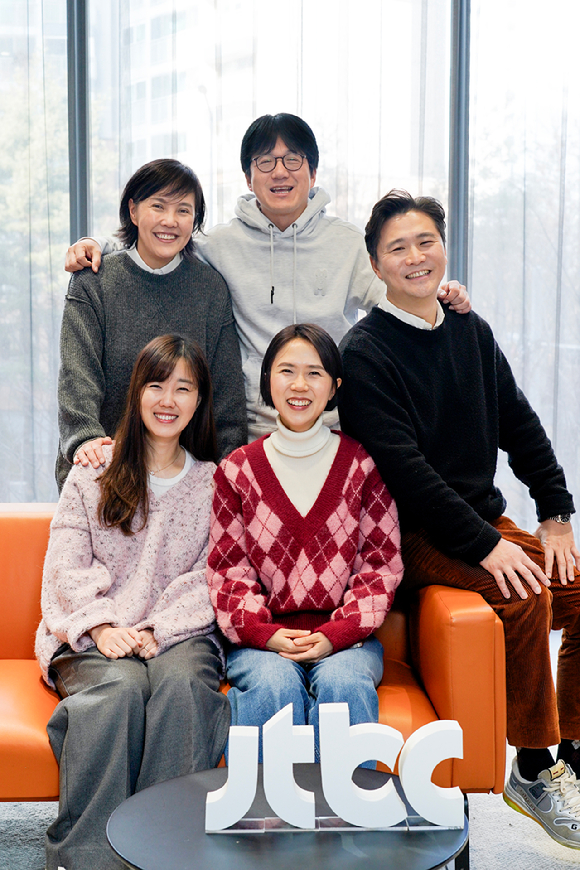 임정아 JTBC 예능제작본부장과 황교진&#44; 민철기&#44; 김은정&#44; 손창우 CP가 30일 &#39;2024 JTBC 예능 기자간담회&#39;에서 인터뷰 촬영을 하고 있다. 왼쪽 위부터 시계방향으로 임정아 본부장&#44; 민철기&#44; 손창우&#44; 황교진&#44; 김은정 CP. [사진=JTBC]