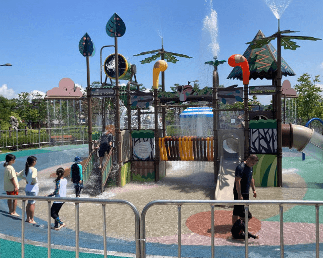 갑룡공원-물놀이터-물놀이하는아이들