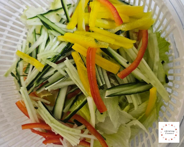 치킨텐더샐러드-야채 썰어서 준비