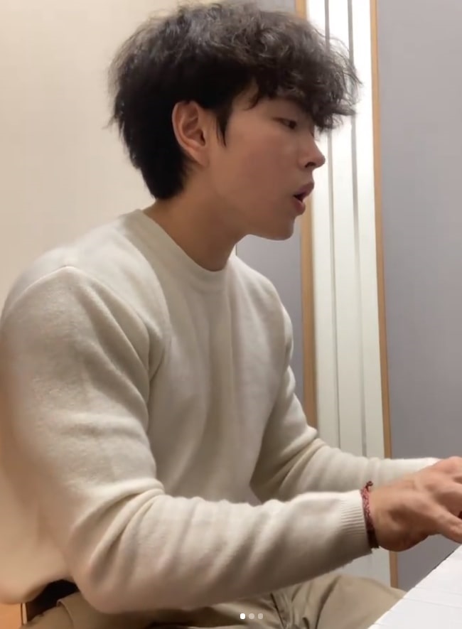 국민가수 이병찬 피아노치며 노래부르는 모습