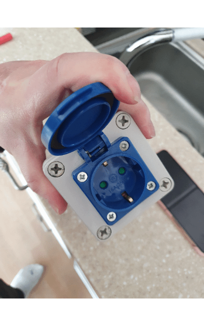 이군젠더와 다른 알리발 트위지 충전젠더의 220V 콘센트 모양