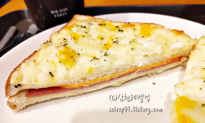 메가커피 크로크무슈 단면