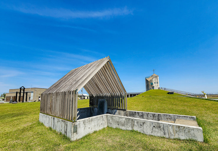신리성지 순교자 무명 묘역과 언덕 위 십자가 경당 전경