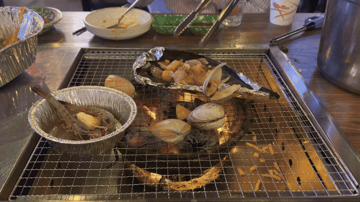 신사동 삼바리 사장님이 직접 조개를 구워주는 모습 GIF