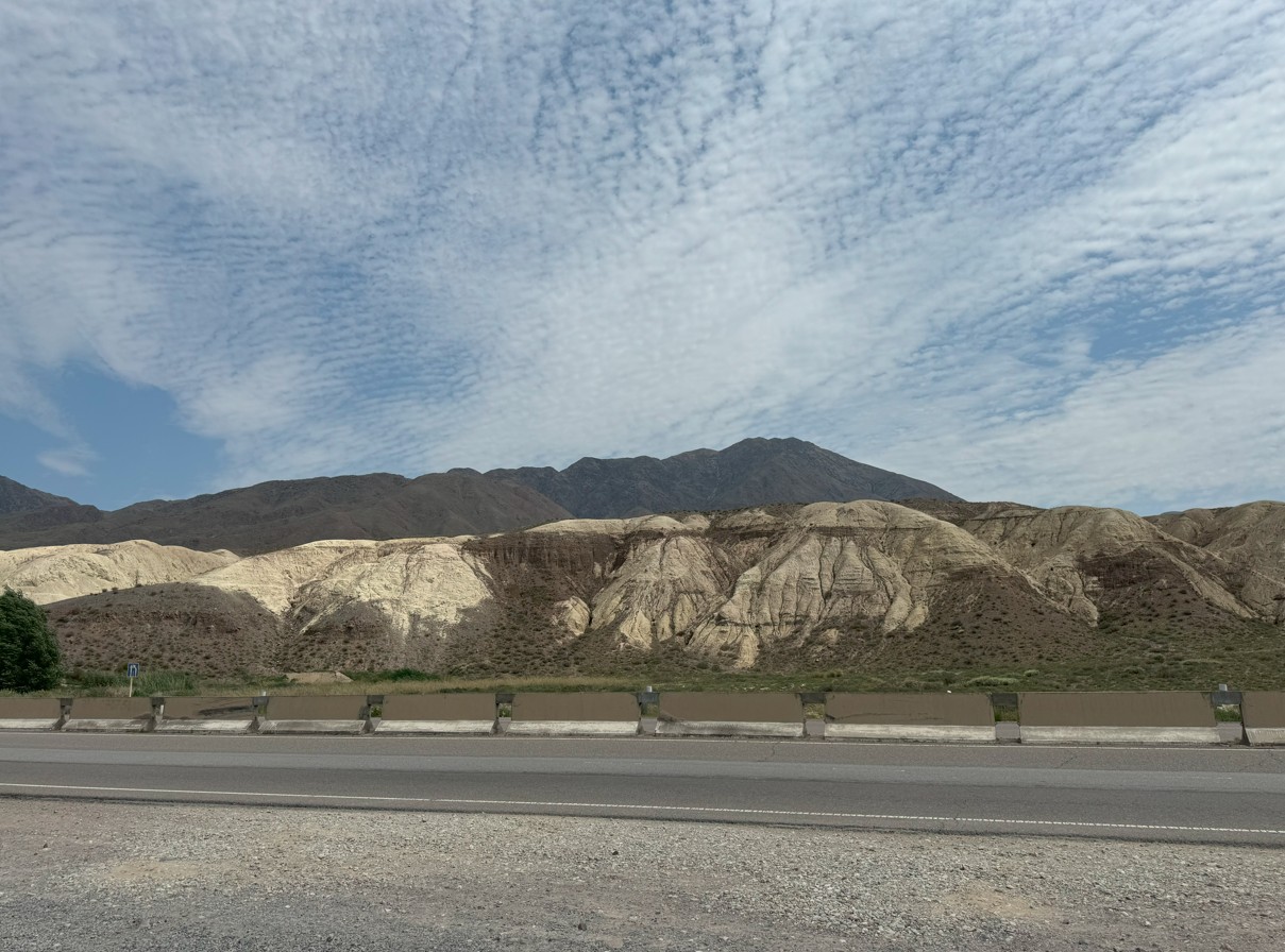 알마티에서 서쪽 방향으로 이식쿨 호수 가는 도로 사진