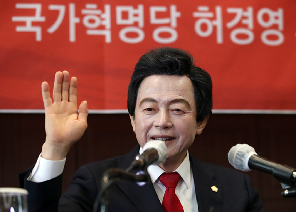 허경영 국가혁명당 명예대표로부터 성추행을 당했다는 집단 고소장이 경찰에 접수됐다. 지난 2022년 2월 14일 허경영 국가혁명당 당시 대선 후보가 서울 중구 한국프레스센터에서 열린 '제20대 대통령선거 국가혁명당 허경영 후보 단독 정책토론'에서 포즈를 취하고 있다. [사진=뉴시스]