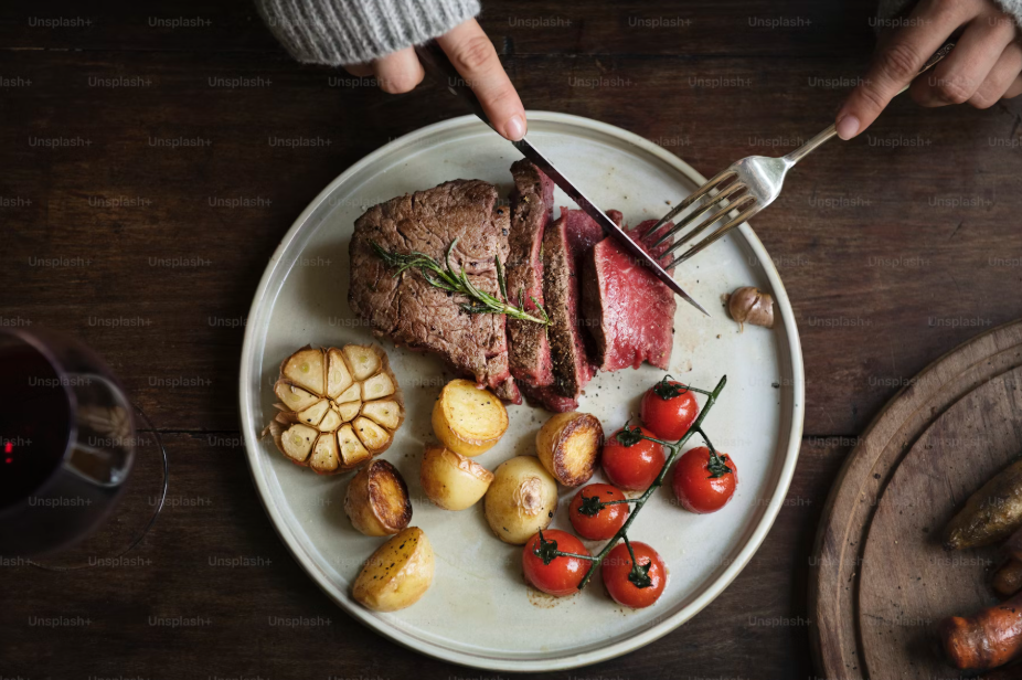 스테이크 고기 자르는 사진