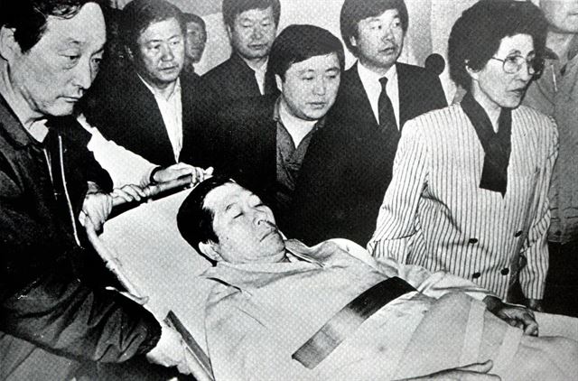 후송되는 단식 중인 김대중 전 대통령