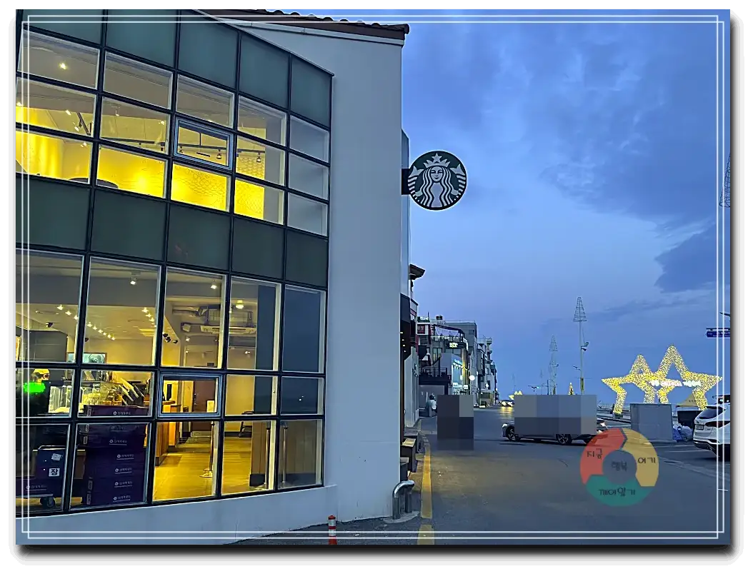 해돋이_스타벅스-유리벽면-해뜨기전-하늘