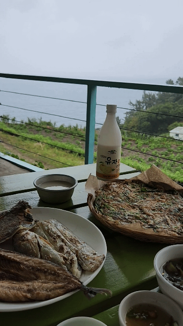 테이블에-앉아서-보이는-다랭이-마을-경관