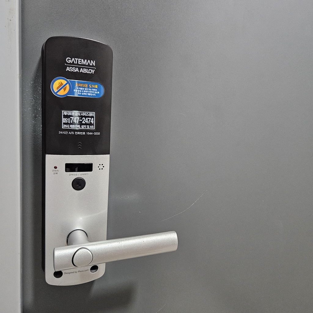 비밀번호를 몰라서 열 수 없었던 게이트맨 gateman r110-f 현관 전자 번호 도어락 디지털키 부수거나 뜯지 않고 파손 및 손상 훼손 없이 강제 개문 개방 열었어요