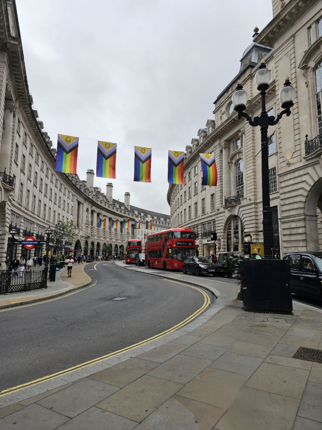 도로 위에 만국기처럼 퀴어 프라이드 플래그가 걸려있다.