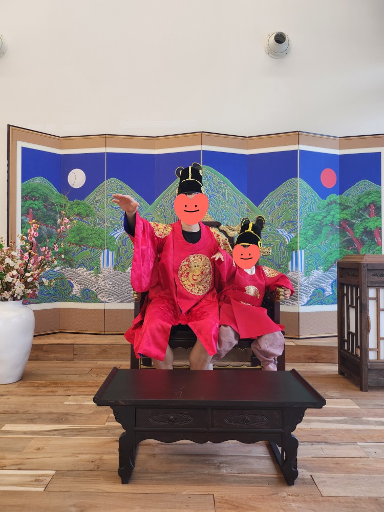 곤룡포를 입은 아빠와 아이