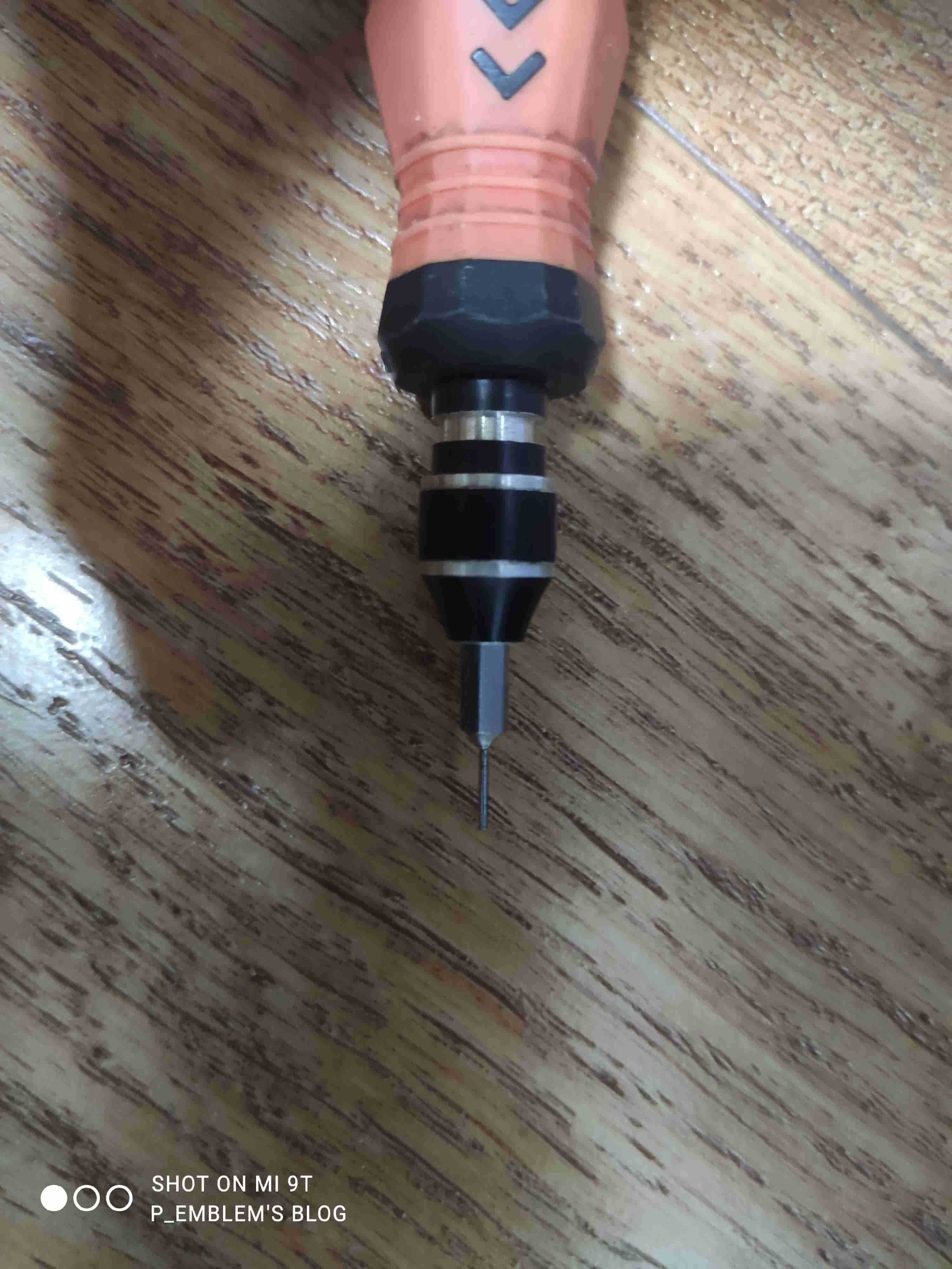 얇고 긴 송곳 같은 도구