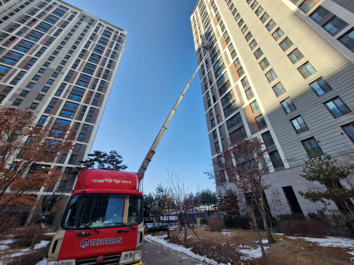 1층에서-사다리차로-이삿짐을-옮기고-있는-사다리차