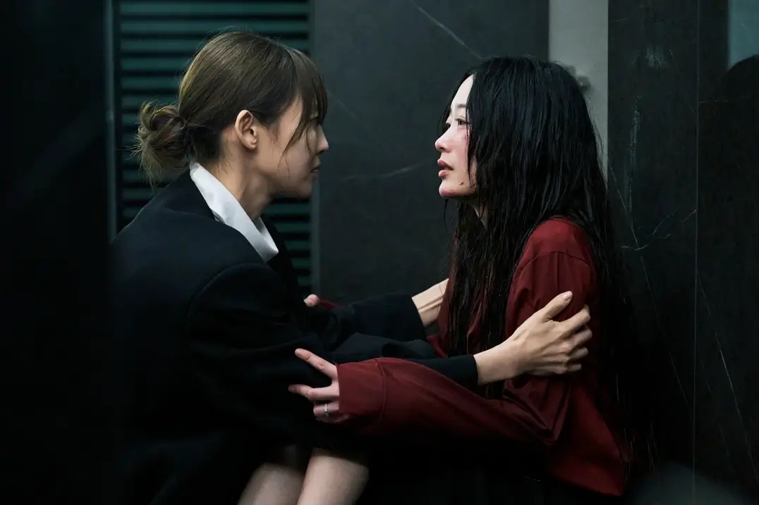 죽으려던 희수의 팔을 붙잡고 호소하는 은수