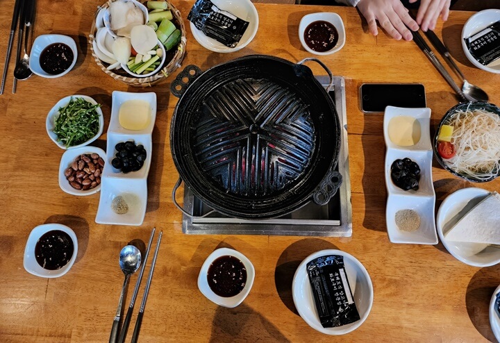 테이블위의 땅콩과 야채들